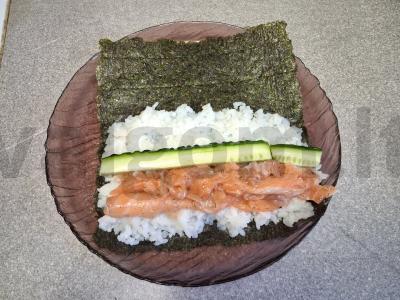 Rulonai su silpniai sūdyta lašiša ir čili padažu Žingsnis 4