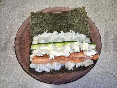 Rulonai su silpniai sūdyta lašiša ir čili padažu Žingsnis 5