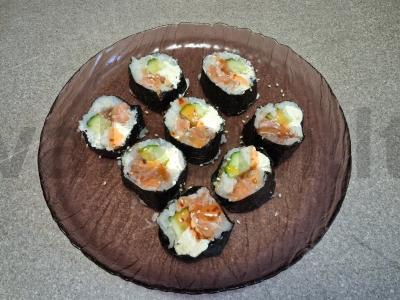 Rulonai su silpniai sūdyta lašiša ir čili padažu Žingsnis 8