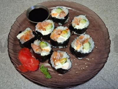 Rulonai su silpniai sūdyta lašiša ir čili padažu pagrindine nuotrauka