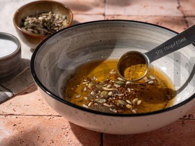 Žalias salotas su žirniais, sėklomis ir mini-mozzarella Žingsnis 2