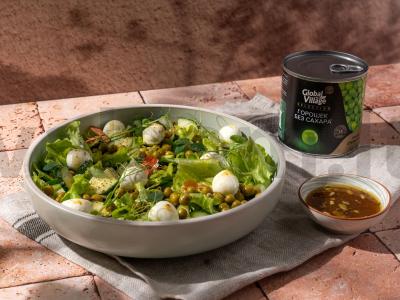 Žalias salotas su žirniais, sėklomis ir mini-mozzarella pagrindine nuotrauka