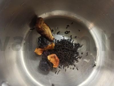 Arbatos gėrimas su džiovintais obuoliais, erškėtuogėmis ir barbaru Žingsnis 1