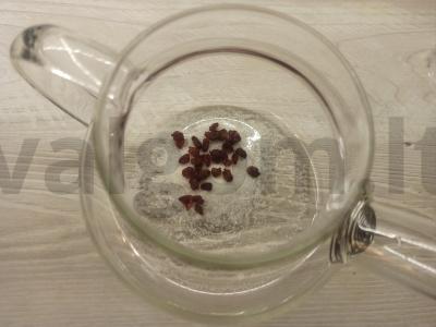 Arbatos gėrimas su džiovintais obuoliais, erškėtuogėmis ir barbaru Žingsnis 3