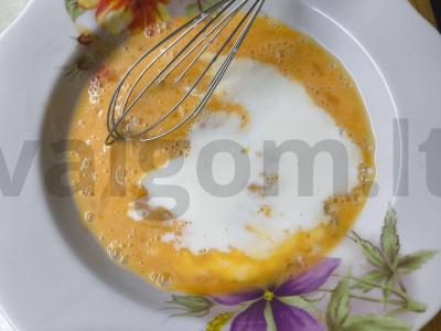 Omletas su dešrelėmis, svogūnais ir mocarela Žingsnis 2