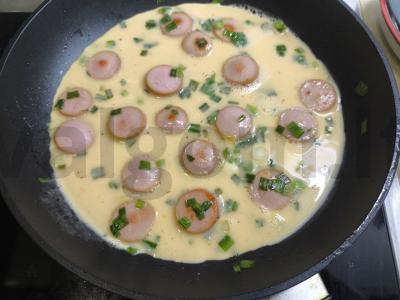 Omletas su dešrelėmis, svogūnais ir mocarela Žingsnis 3