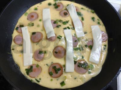 Omletas su dešrelėmis, svogūnais ir mocarela Žingsnis 5