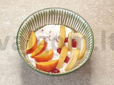 Lengvas vaisių salotas su varške ir vaisiais pagrindine nuotrauka