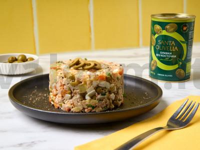 Salotos su tunu ir alyvuogėmis pagrindine nuotrauka