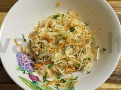 Salotos su kopūstais ir kriaušėmis per 15 minučių pagrindine nuotrauka