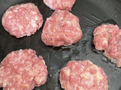 Kotletai su grietinėlėmis „Naminiai“ Žingsnis 5