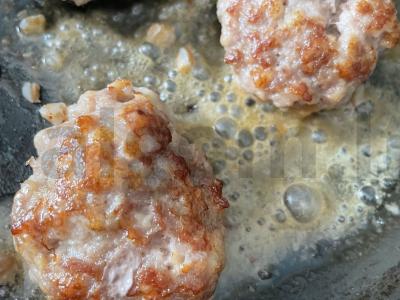 Kotletai su grietinėlėmis „Naminiai“ Žingsnis 6