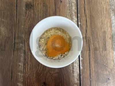 Avižų blynas su pomidorais ir vištienos dešrelėmis pusryčiams Žingsnis 1