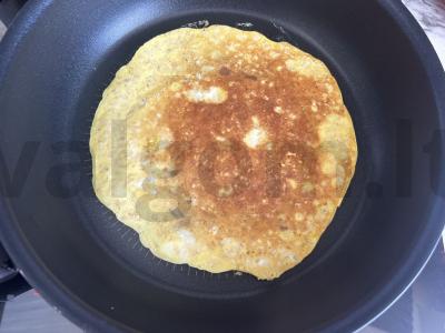 Avižų blynas su pomidorais ir vištienos dešrelėmis pusryčiams Žingsnis 4