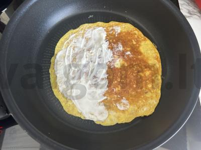 Avižų blynas su pomidorais ir vištienos dešrelėmis pusryčiams Žingsnis 5