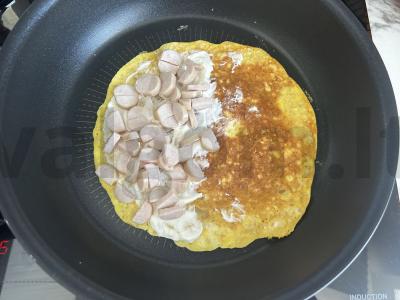 Avižų blynas su pomidorais ir vištienos dešrelėmis pusryčiams Žingsnis 6