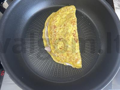 Avižų blynas su pomidorais ir vištienos dešrelėmis pusryčiams Žingsnis 8