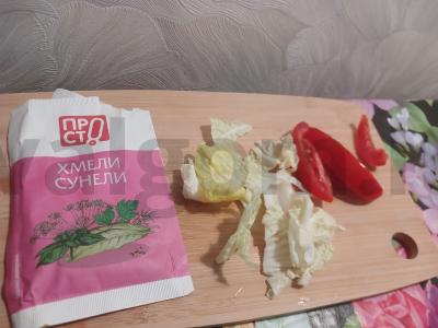 Pekino kopūstų salotos su raudonuoju svogūnu ir rūkytu unguriu Žingsnis 2