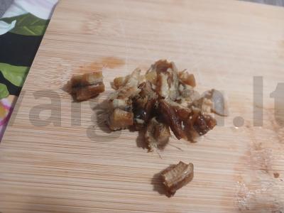 Pekino kopūstų salotos su raudonuoju svogūnu ir rūkytu unguriu Žingsnis 3