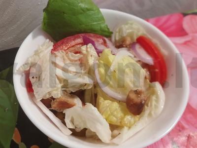 Pekino kopūstų salotos su raudonuoju svogūnu ir rūkytu unguriu pagrindine nuotrauka