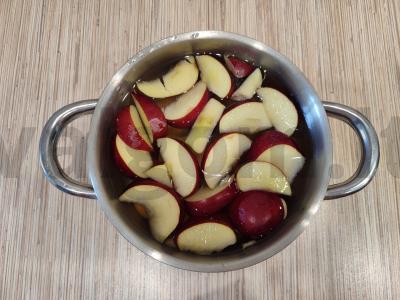 Abrikosų, džiovintų slyvų ir raudonųjų obuolių kompotas Žingsnis 5