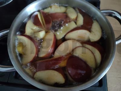 Abrikosų, džiovintų slyvų ir raudonųjų obuolių kompotas Žingsnis 6