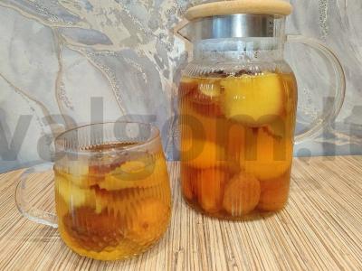 Abrikosų, džiovintų slyvų ir raudonųjų obuolių kompotas pagrindine nuotrauka