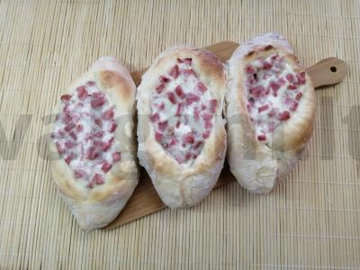 Kepamos mielinės valtelės su virtos dešros įdaru pagrindine nuotrauka