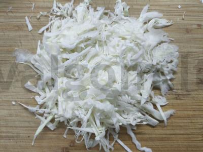 Salotas su kopūstais, žaliu svogūnu ir Himalajų druska Žingsnis 1