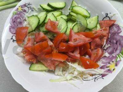 Salotas su kopūstais, žaliu svogūnu ir Himalajų druska Žingsnis 3