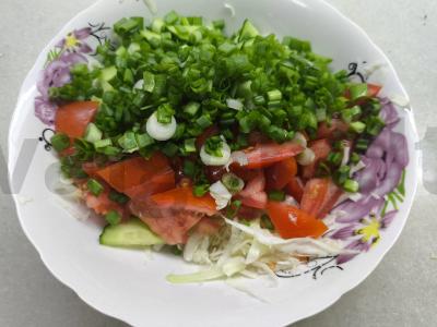 Salotas su kopūstais, žaliu svogūnu ir Himalajų druska Žingsnis 4