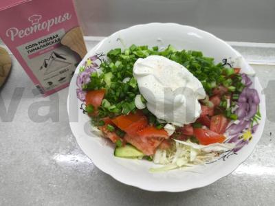 Salotas su kopūstais, žaliu svogūnu ir Himalajų druska Žingsnis 5