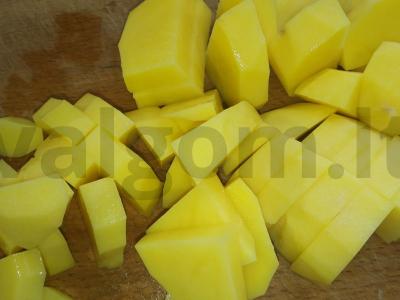 Vištienos blauzdų sriuba su bulvėmis ir svogūnais be kruopų Žingsnis 4