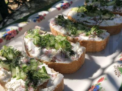 Brusketa su rikota ir dešra pagrindine nuotrauka