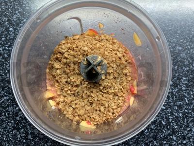 Smuzi su grikių dribsniais, vaisiais, uogomis ir jogurtu Žingsnis 3