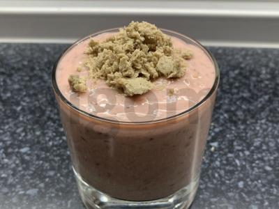 Smuzi su grikių dribsniais, vaisiais, uogomis ir jogurtu pagrindine nuotrauka