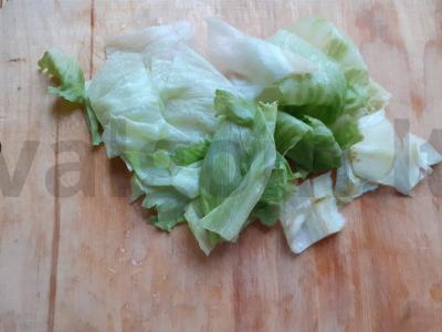 Žalias daržovių salotas su agurku, rukola ir lediniu salotu Žingsnis 1