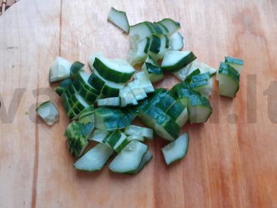 Žalias daržovių salotas su agurku, rukola ir lediniu salotu Žingsnis 2