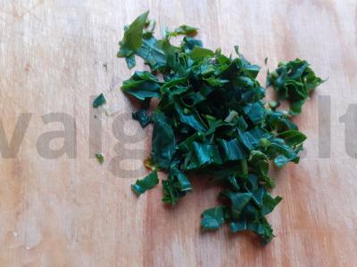 Žalias daržovių salotas su agurku, rukola ir lediniu salotu Žingsnis 3