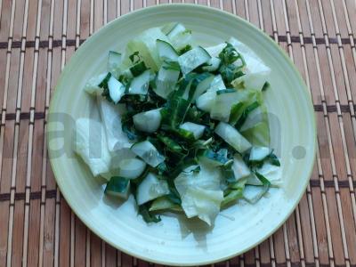 Žalias daržovių salotas su agurku, rukola ir lediniu salotu Žingsnis 4