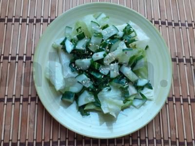 Žalias daržovių salotas su agurku, rukola ir lediniu salotu pagrindine nuotrauka