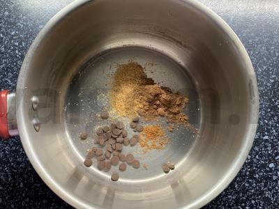 Šokoladinis gėrimas su muskato riešutu Žingsnis 1