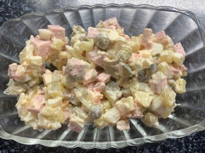 Olivje su česnako padažu pagrindine nuotrauka