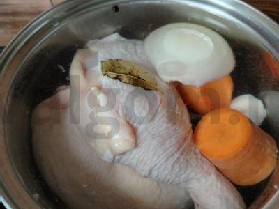 Salotas su marinuotais svogūnais ir vištiena Žingsnis 1