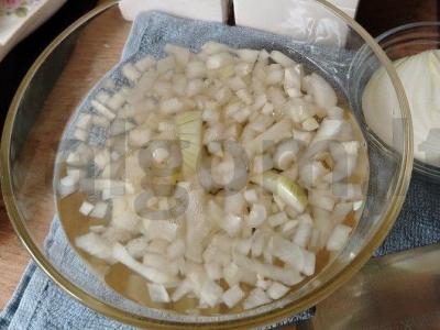Salotas su marinuotais svogūnais ir vištiena Žingsnis 2