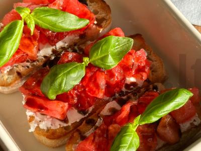 Brusketa su feta sūriu ir arbūzu pagrindine nuotrauka