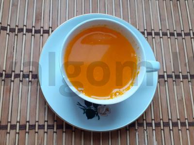 Tonizuojantis šaltalankių gėrimas su cinamonu ir imbieru pagrindine nuotrauka