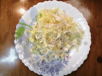 Salotos su Pekino kopūstu ir graikišku jogurtu Žingsnis 2