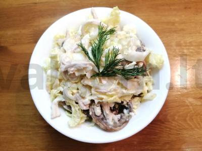 Salotos su Pekino kopūstu ir graikišku jogurtu pagrindine nuotrauka