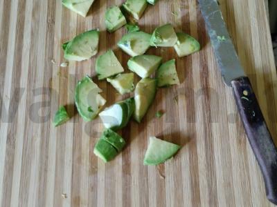 Salotas su džiovintais pomidorais, krabų mėsa ir avokadu Žingsnis 1